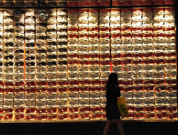 vitrine decorada de bandeira na 3rd St. Promenade, a rua comercial de Santa Monica, em Los Angeles, na Califórnia - EUA